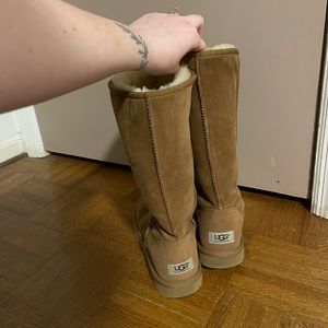 UGGS - Size 8